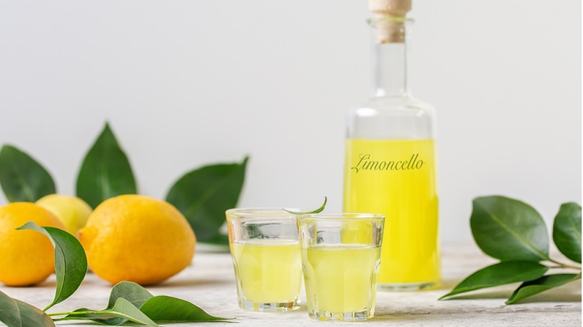 Limoncello: Η συνταγή για να το φτιάξετε εύκολα και γρήγορα