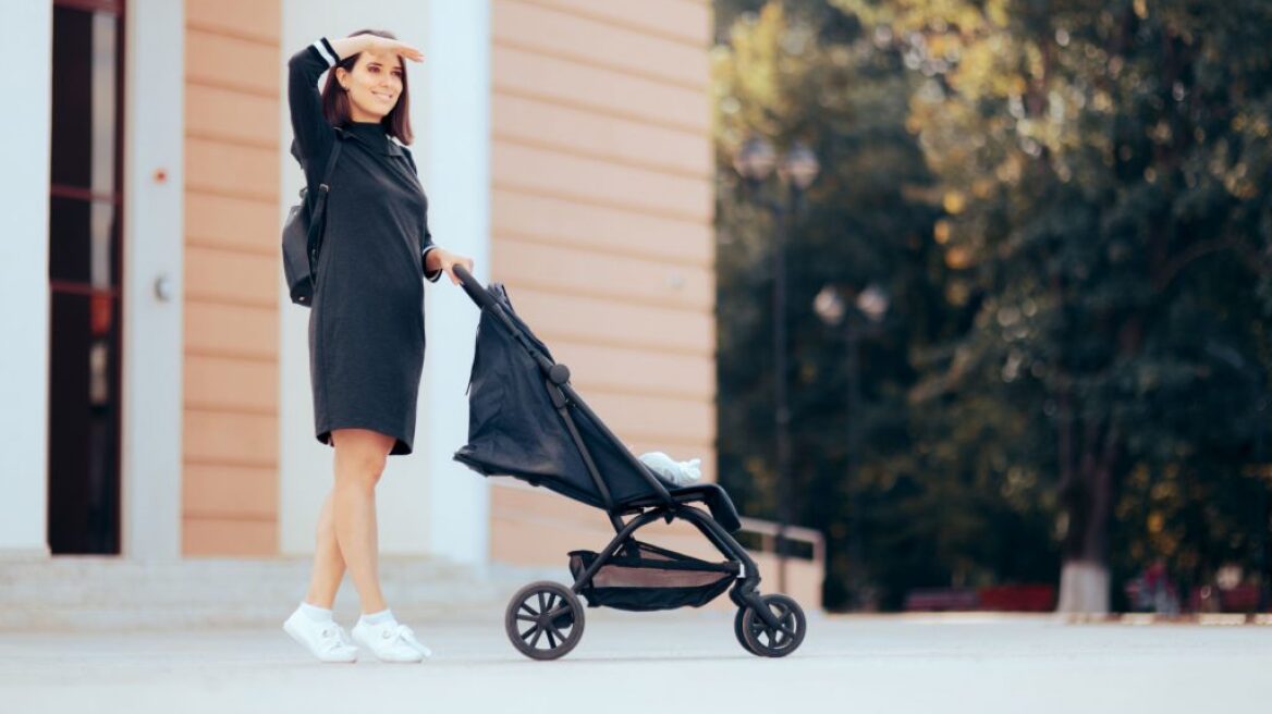 Βόλτα με το μωρό: Ό,τι χρειάζεστε για άνετες διαδρομές στην εξοχή και στην πόλη