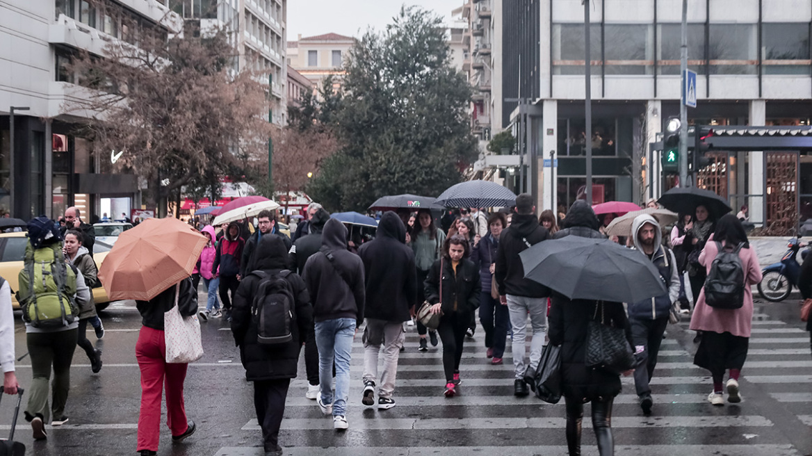 Καιρός: Άνοιξαν οι ουρανοί στην Αττική - Καταιγίδα στα βόρεια προάστια