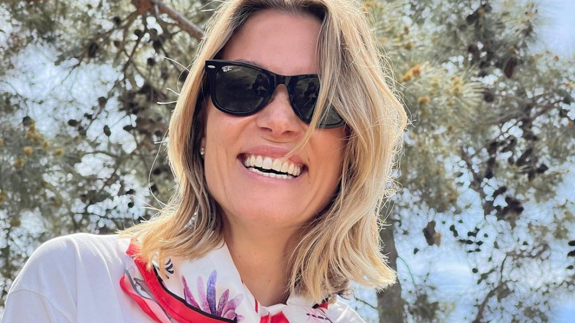 Η Βίκυ Καγιά με το σύνολο που θα σας πάει από το γραφείο μέχρι την απογευματινή βόλτα