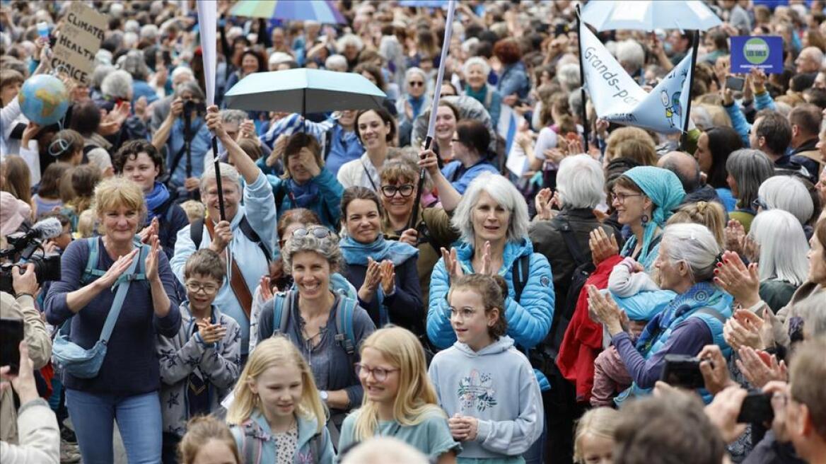 Χιλιάδες Ελβετοί υποδέχτηκαν στη Βέρνη 4 ακτιβίστριες που έκαναν πορεία 224 χλμ.