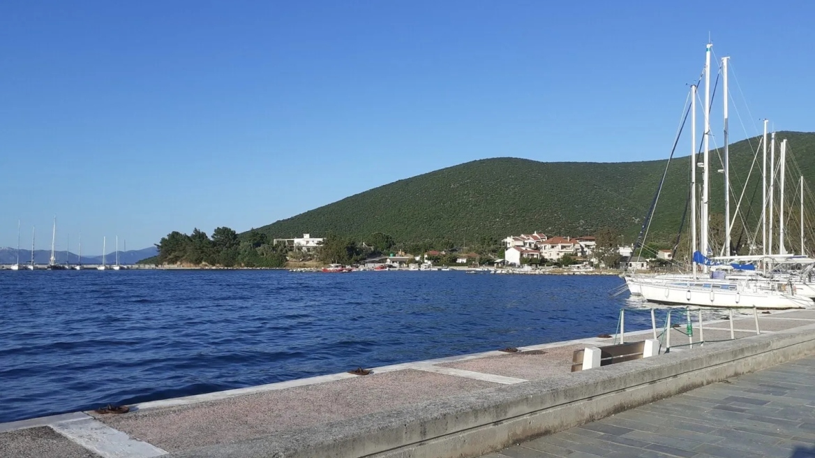 Το παραθαλάσσιο χωριό της Μαγνησίας που γίνεται προορισμός κάθε άνοιξη και καλοκαίρι
