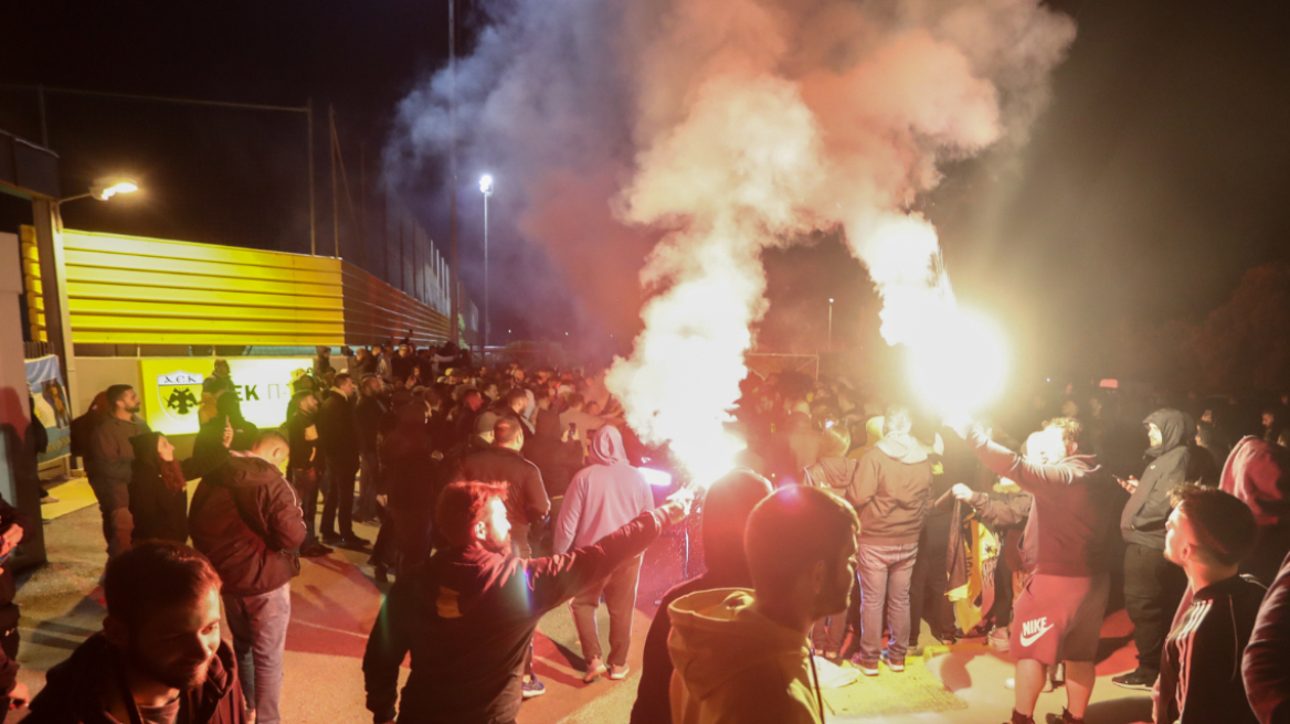 ΑΕΚ: Πάρτι των οπαδών μέχρι τα Σπάτα μετά το «διπλό» στο Καραϊσκάκη