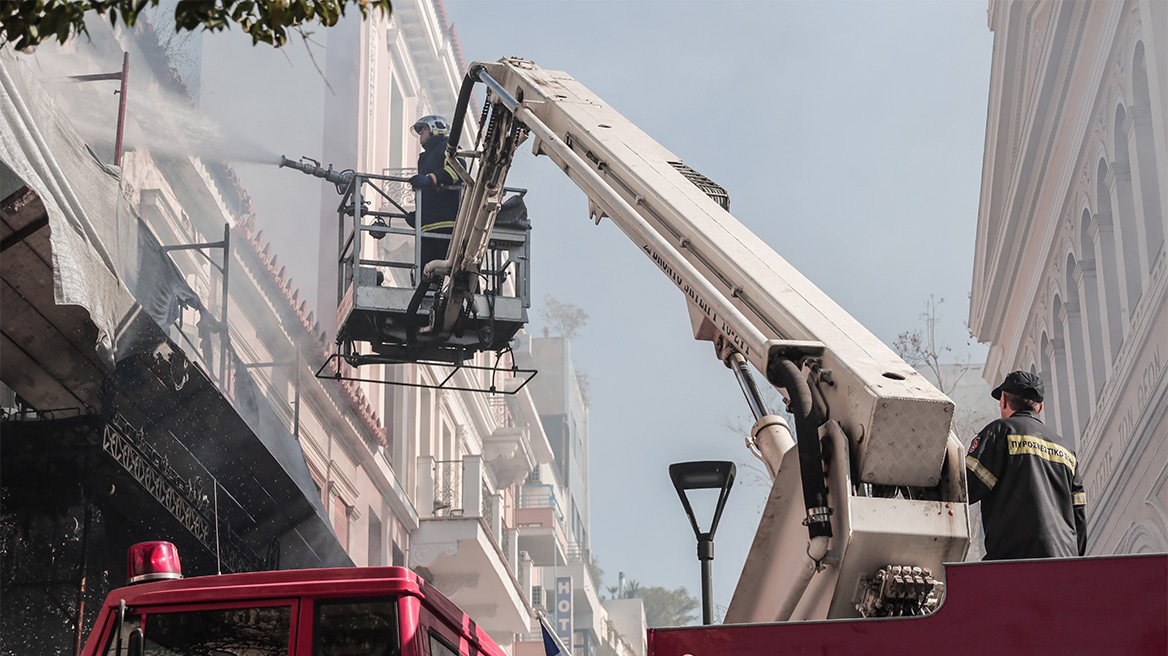 Φωτιά σε εγκαταλελειμμένο κτήριο στο κέντρο της Αθήνας - Δείτε βίντεο