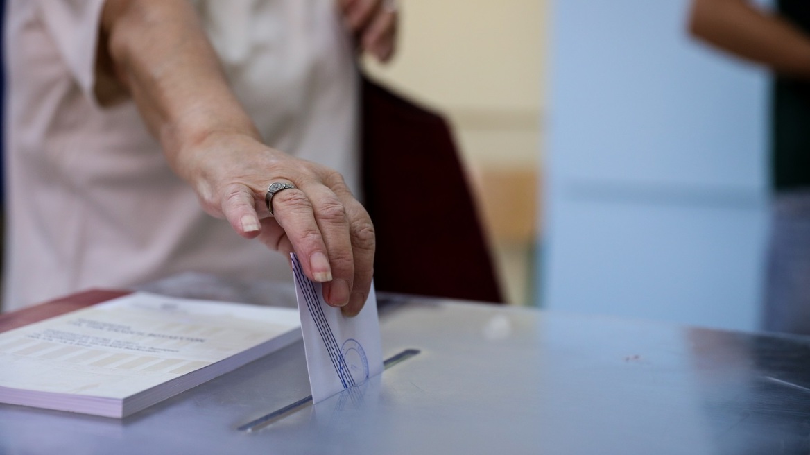 Μαύρος - MRB: Το 60% των ψηφοφόρων Κασιδιάρη δεν ξέρει πού να πάει, από τα κόμματα της Βουλής προτιμούν Βελόπουλο και ΣΥΡΙΖΑ