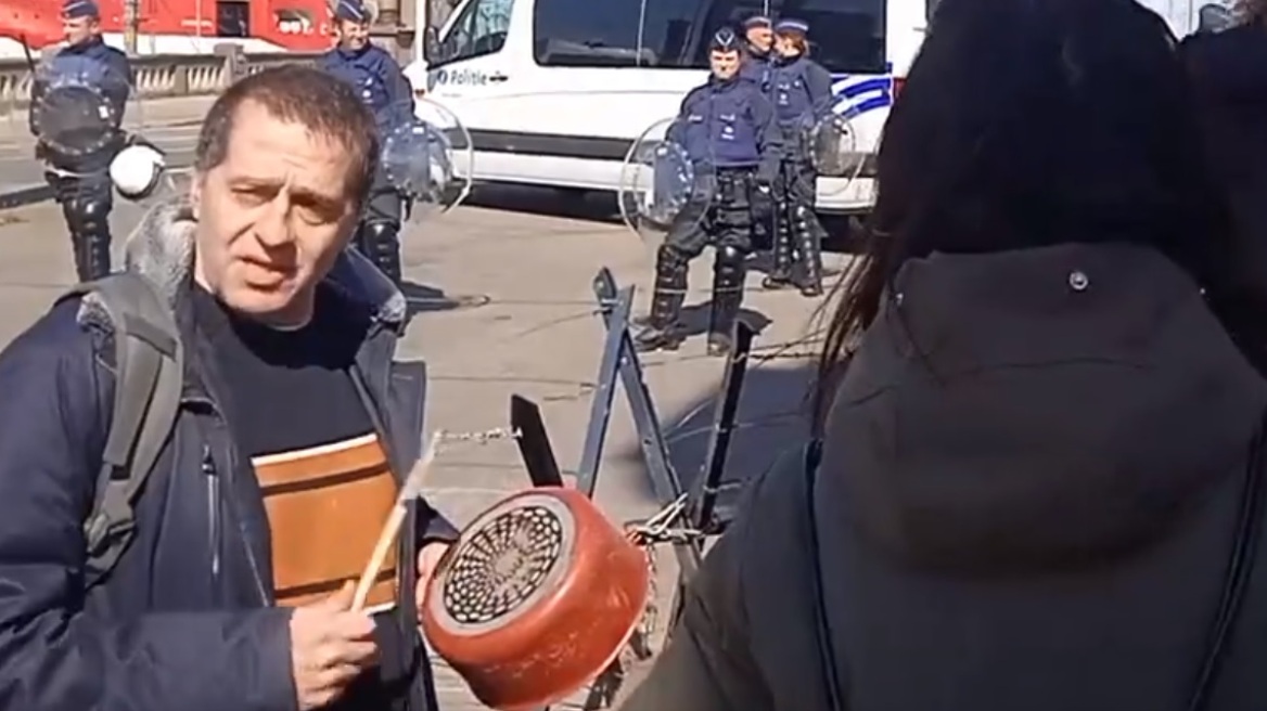 Βέλγιο: Διαδηλωτές περίμεναν... με κατσαρόλες και τηγάνια τον Μακρόν στην Οστάνδη - Βίντεο