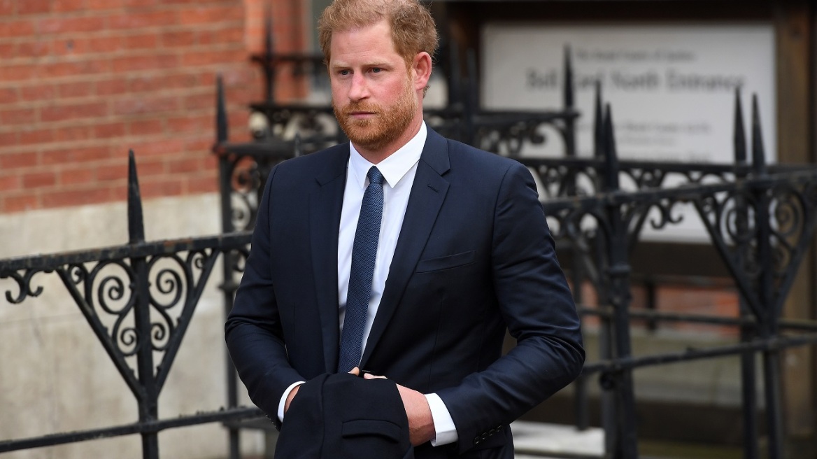 Πρίγκιπας Χάρι: Θα καθίσει 10 σειρές πίσω από την υπόλοιπη βασιλική οικογένεια στη στέψη του Καρόλου