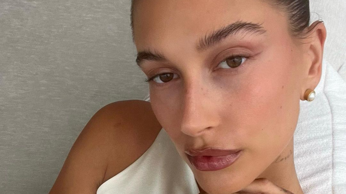 H Hailey Bieber θα σας πείσει να φορέσετε χρωματιστό eyeliner