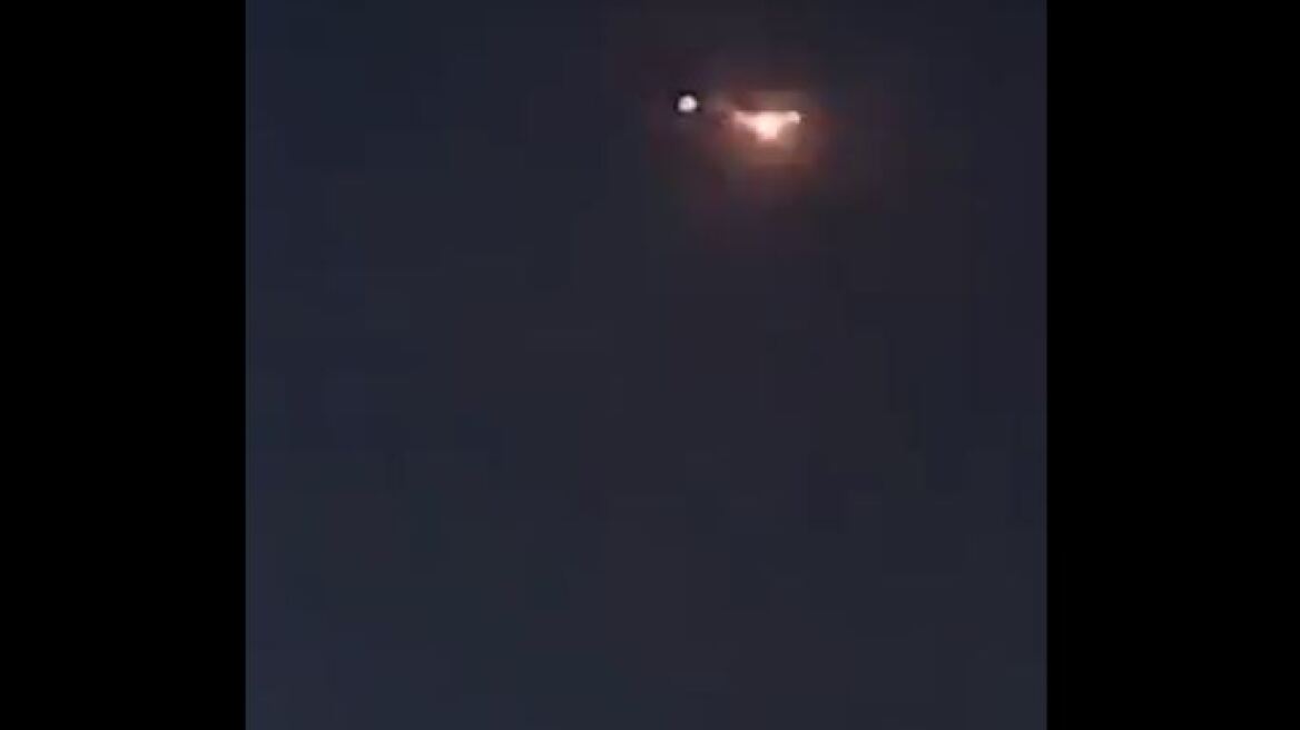 Αναστάτωση εν πτήσει στο Νεπάλ - Κινητήρας αεροπλάνου έπιασε φωτιά κατά την απογείωση, δείτε βίντεο