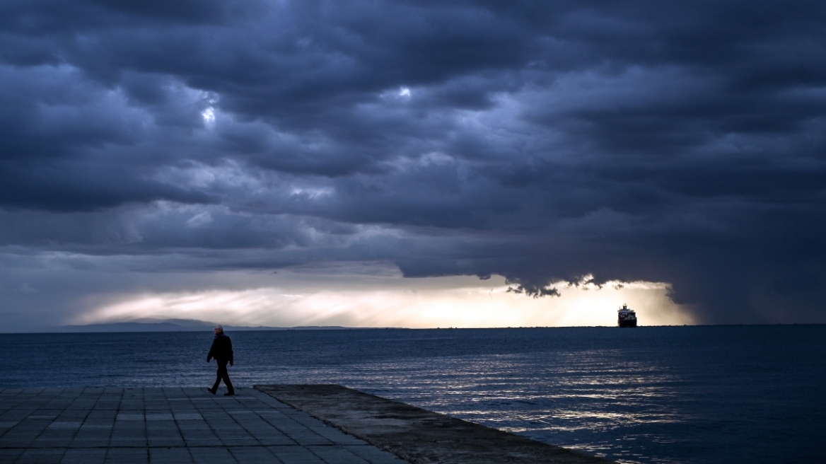 Καιρός: Συννεφιά με αρκετή ζέστη σήμερα - Πού αναμένονται βροχές