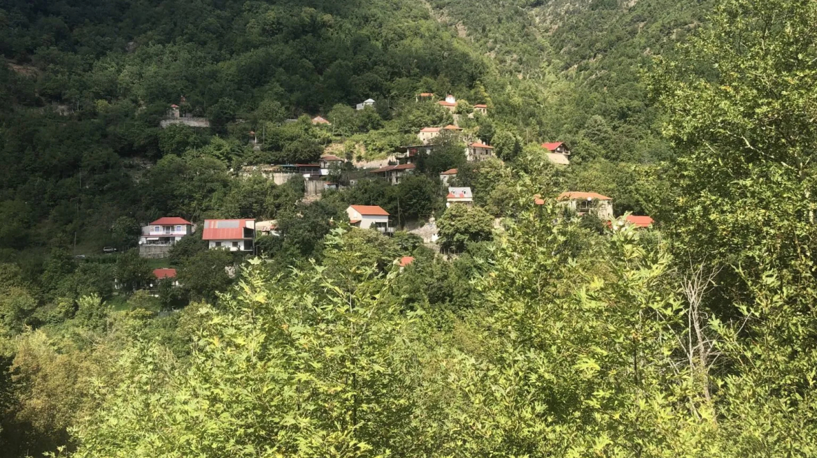 To «άγνωστο» χωριό των Τρικάλων με τα βαθυπράσινα δάση, τα πετρόχτιστα σπίτια και τα τρεχούμενα νερά