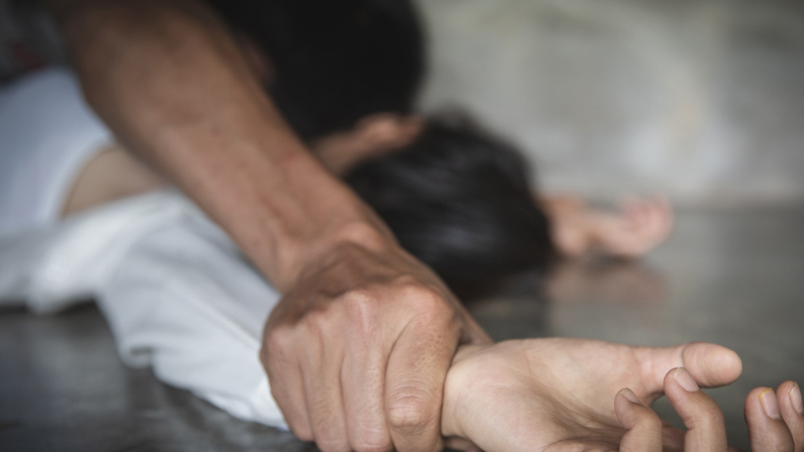 Βιασμός: Γυναίκα κατήγγειλε ότι ζαλίστηκε μετά από ποτό και τη βίασαν έξω από strip club της Συγγρού