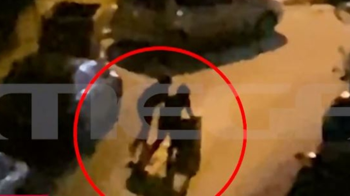 Καλλιθέα: Καρέ καρέ η στιγμή που «σηκώνουν» χρηματοκιβώτιο από κατάστημα και το σέρνουν στον δρόμο