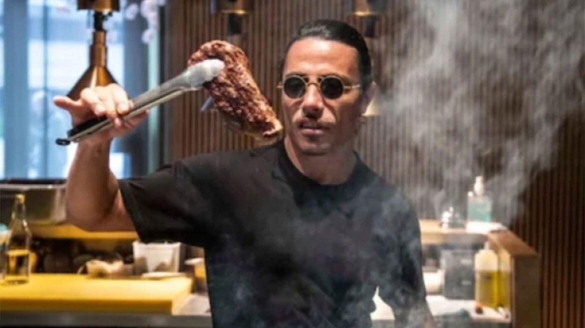 Πρώην υπάλληλος του Nusret ισχυρίζεται ότι ο SaltBae είπε στο προσωπικό να βγουν έξω και να παριστάνουν τους πελάτες