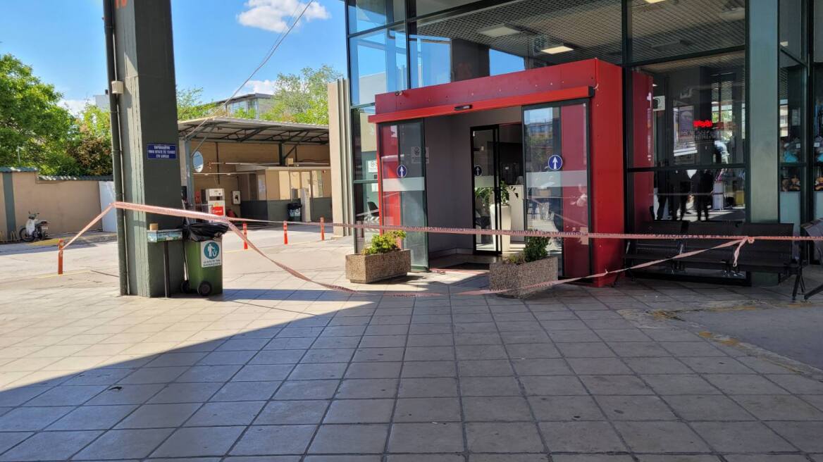 Λάρισα: Εκκενώθηκε ο σταθμός των ΚΤΕΛ μετά από τηλεφώνημα για βόμβα - Δείτε φωτογραφίες