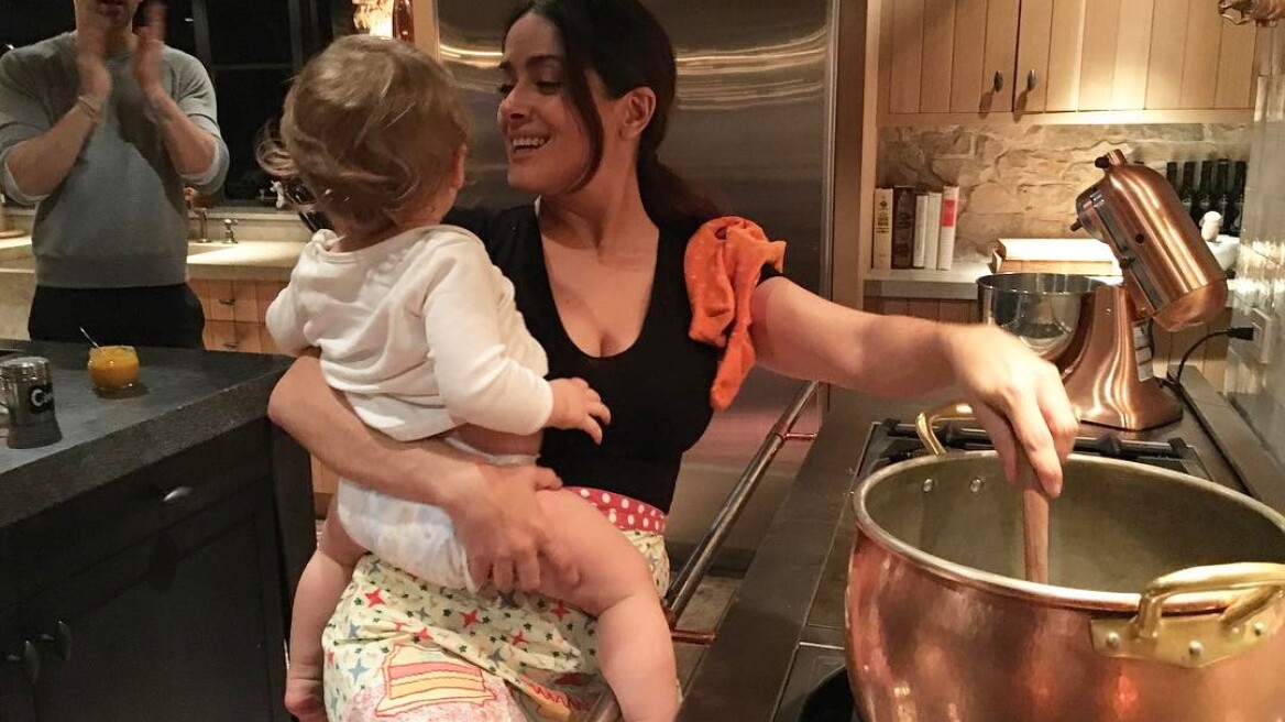 Όταν η Σάλμα Χάγιεκ έκανε babysitting στις κόρες της Μπλέικ Λάιβλι και του Ράιαν Ρέινολντς