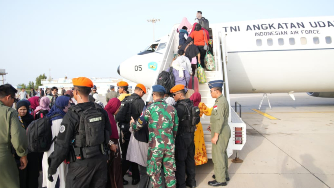 Σουδάν: Οι πρώτοι πολίτες της Ινδονησίας που απομακρύνθηκαν εσπευσμένα φθάνουν στην Τζακάρτα
