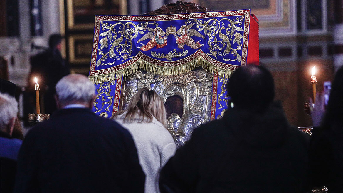 Άξιον Έστι: Πλήθος κόσμου ξανά έξω από τη Μητρόπολη - «Ήρθα να παρακαλέσω να μας έχει γερούς όλους»