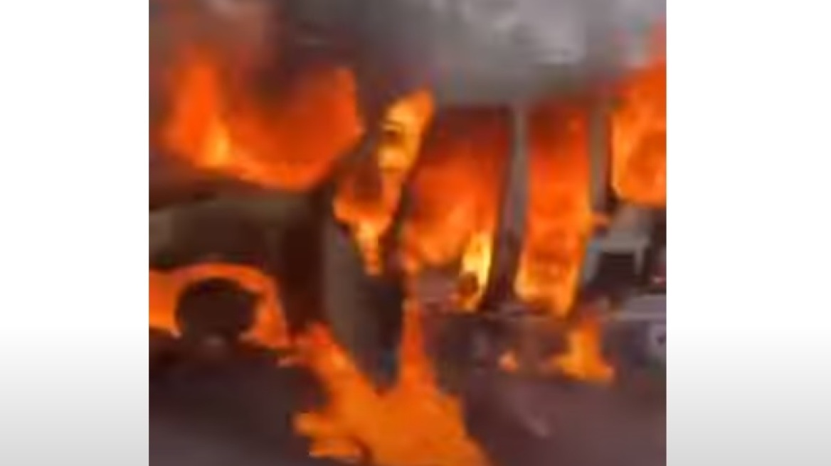 Λάρισα: Αυτοκίνητο «λαμπάδιασε» έξω από την πόλη - Βίντεο