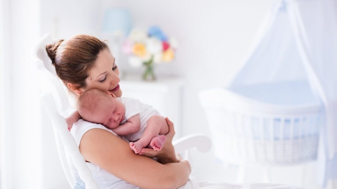 Πρώτη φορά γονείς: Όλες οι απαραίτητες προμήθειες για το νεογέννητο