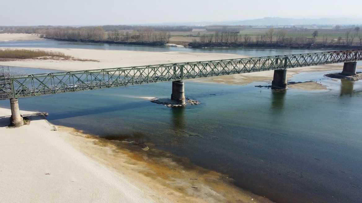 Μεταξύ πλημμυρών και ξηρασίας ο κύκλος του νερού διαταράσσεται συνεχώς, προειδοποιεί ο ΟΗΕ
