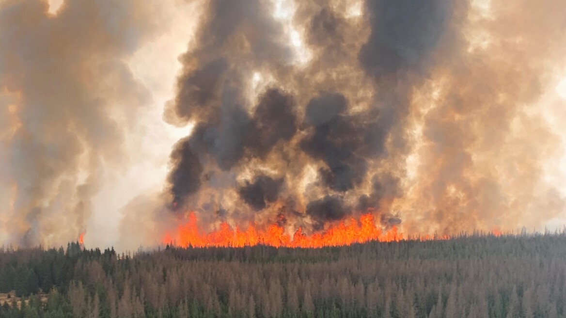 Σε κλοιό πυρκαγιών η Αλμπέρτα του Καναδά – Χιλιάδες έφυγαν από τα σπίτια τους