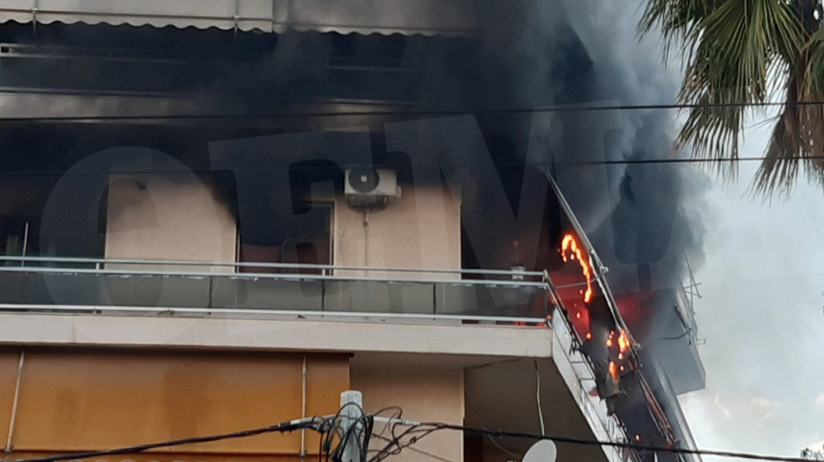 Υπό έλεγχο η φωτιά σε διαμέρισμα στην Καλλιθέα - Δείτε φωτογραφίες