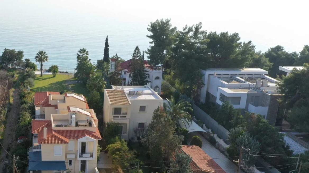 Μια μεζονέτα προς πώληση στα Μέγαρα, με θέα στη θάλασσα