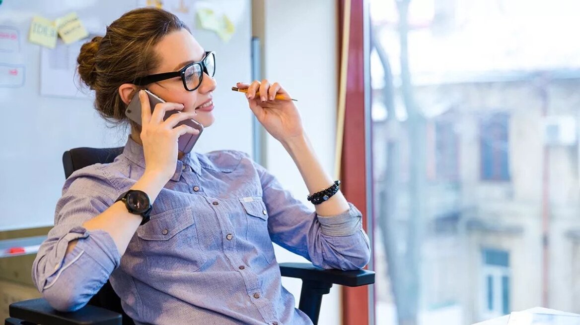 Mιλάτε ώρες στο κινητό; Ο κίνδυνος που απειλεί στο «αθόρυβο» την καρδιά