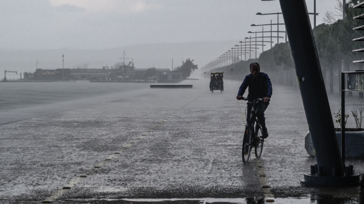 Καιρός: Βροχές και καταιγίδες σήμερα στα κεντρικά και βόρεια 