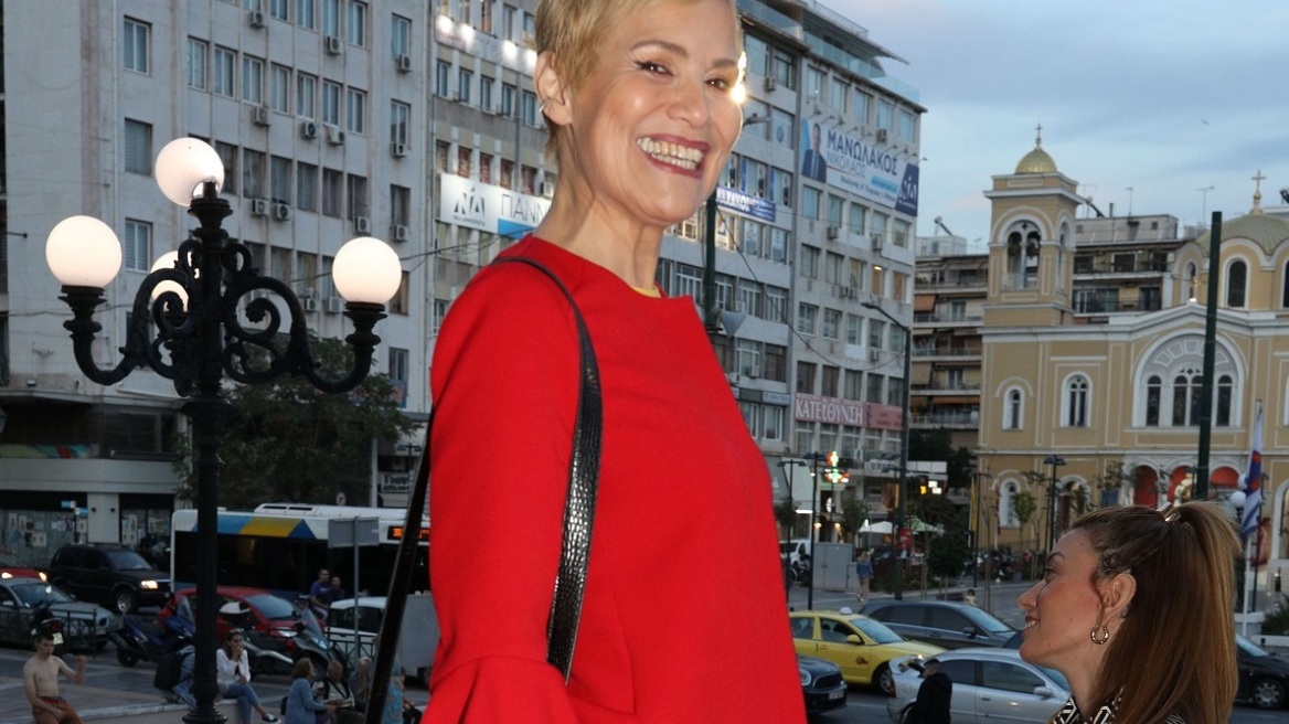 Η Κωνσταντίνα Μιχαήλ σε θεατρική πρεμιέρα με το φόρεμα που μαγνητίζει τα βλέμματα