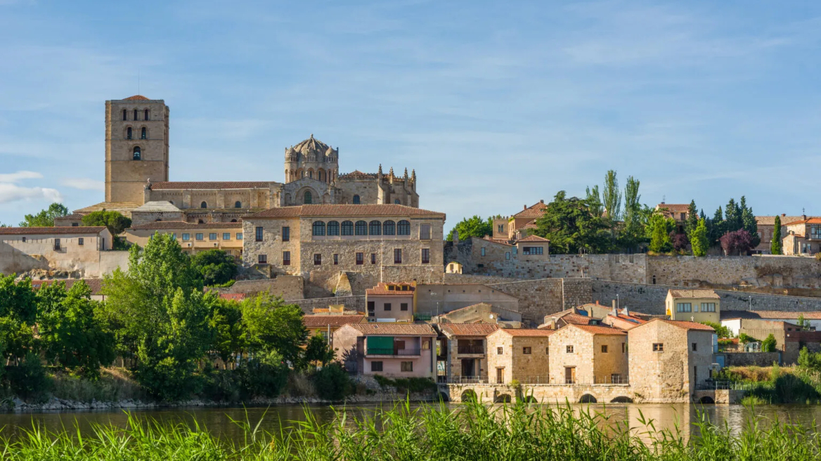 Μια παραμυθένια πόλη στην Ισπανία που ξεφεύγει από τις mainstream επιλογές