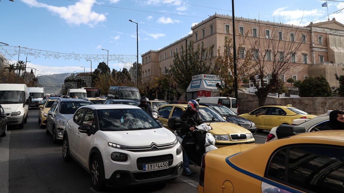 Κίνηση στους δρόμους: Επιμένουν οι καθυστερήσεις στην Αττική Οδό - Πού έχει κίνηση τώρα