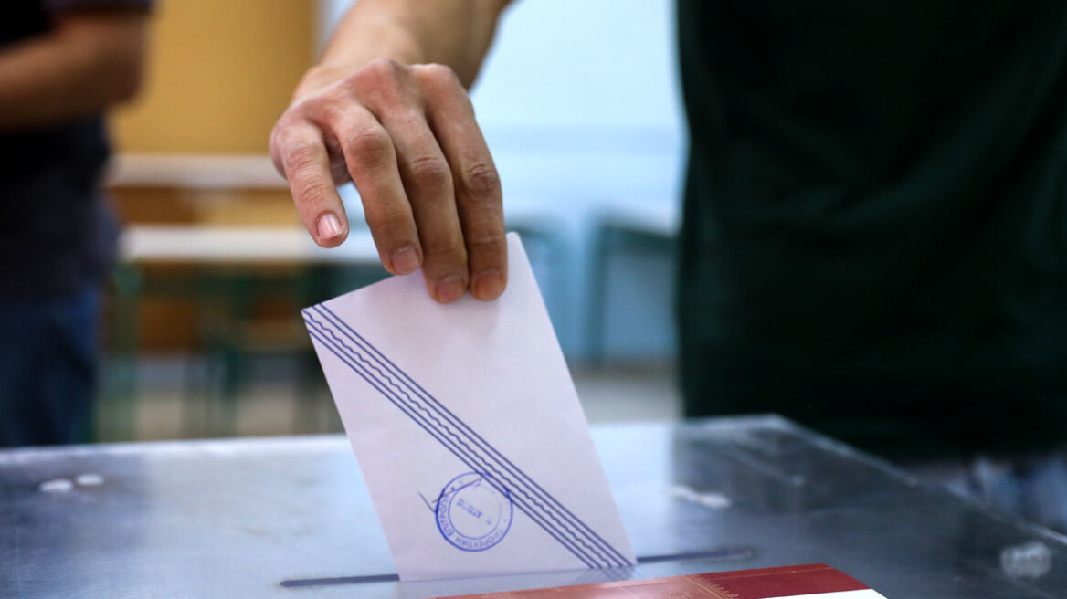 Εκλογές 2023 - Ανοίγει και άλλο η ψαλίδα υπέρ της ΝΔ: Υψηλή αποδοχή Μητσοτάκη και στους κεντρώους ψηφοφόρους