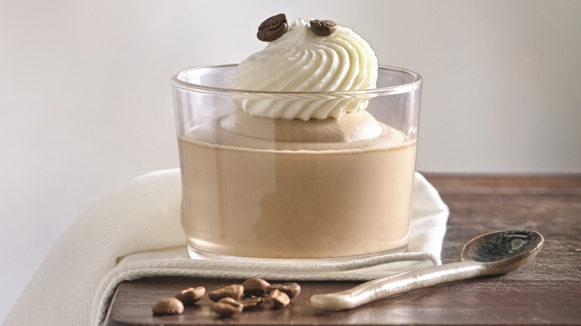 Ο Στέλιος Παρλιάρος μάς εξηγεί πώς να φτιάξουμε λαχταριστά γλυκά με καφέ (+6 συνταγές)