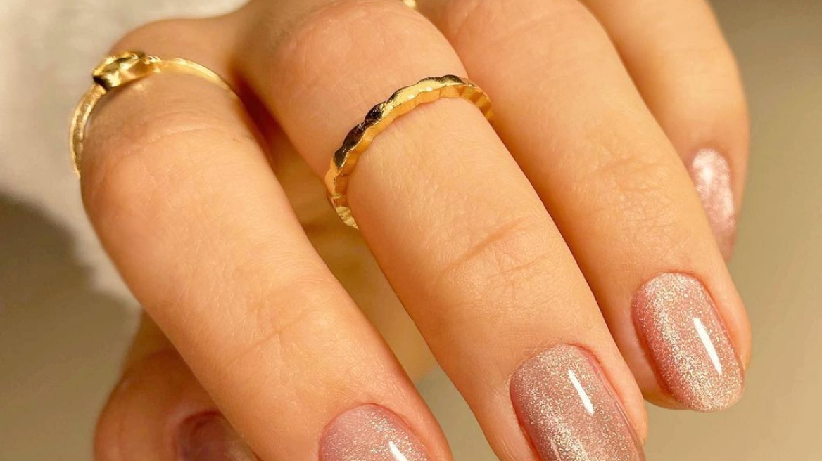 Velvet Nails: Η πιο εντυπωσιακή τάση της σεζόν στο μανικιούρ