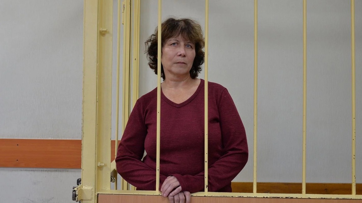 Φυλάκιση δύο ετών σε Ρωσίδα επειδή προσέβαλε τους νεκρούς γονείς του Πούτιν