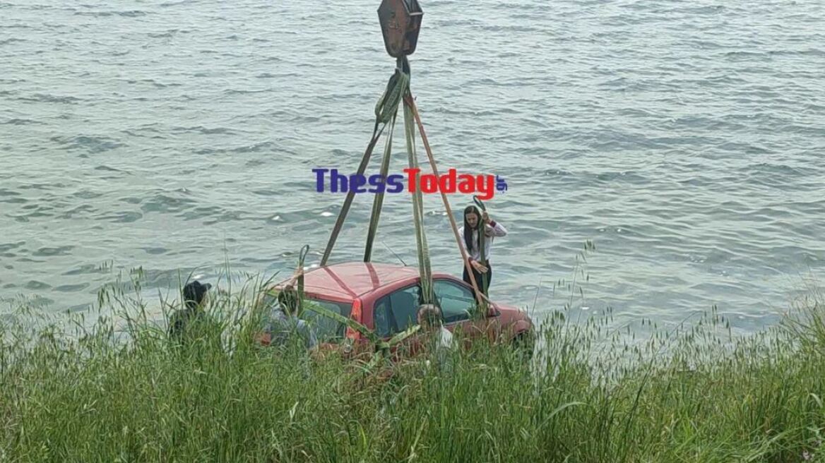 Θεσσαλονίκη: Περιπέτεια για 43χρονη - Ξέχασε το χειρόφρενο και το ΙΧ έπεσε στη θάλασσα