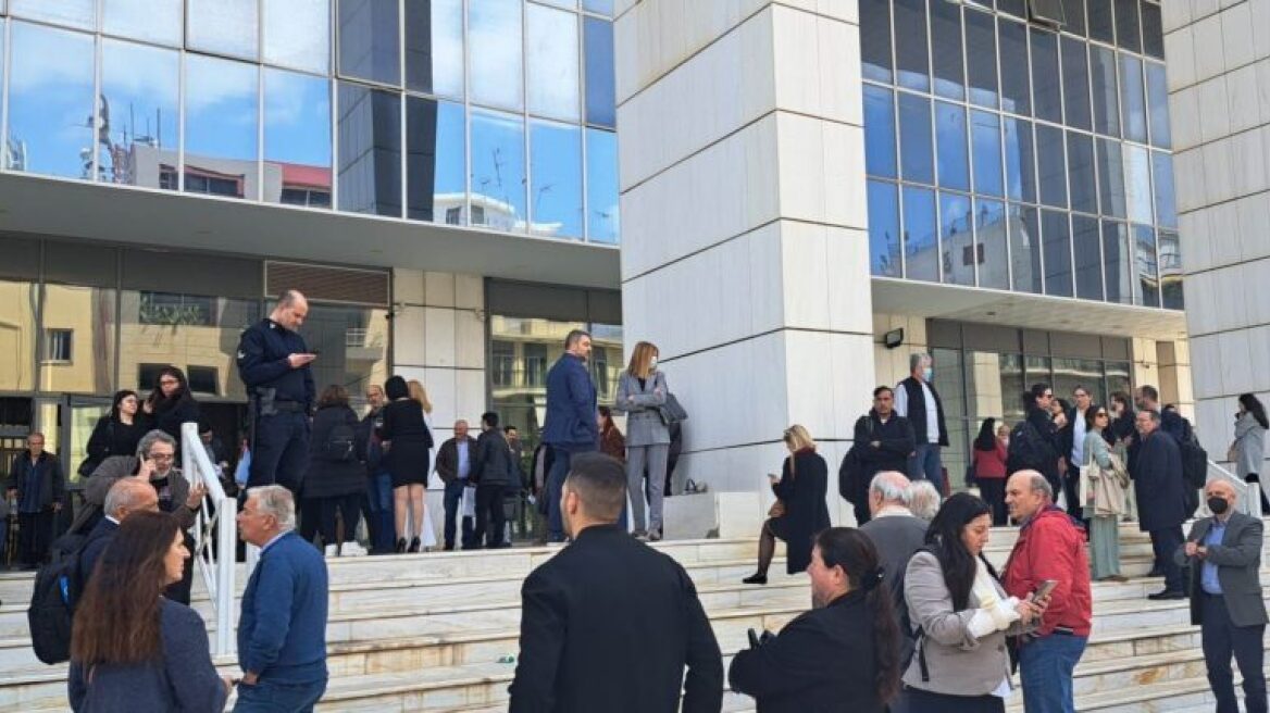 Εφετείο: Υπό έλεγχο η φωτιά, εκκενώθηκε προσωρινά το κτίριο