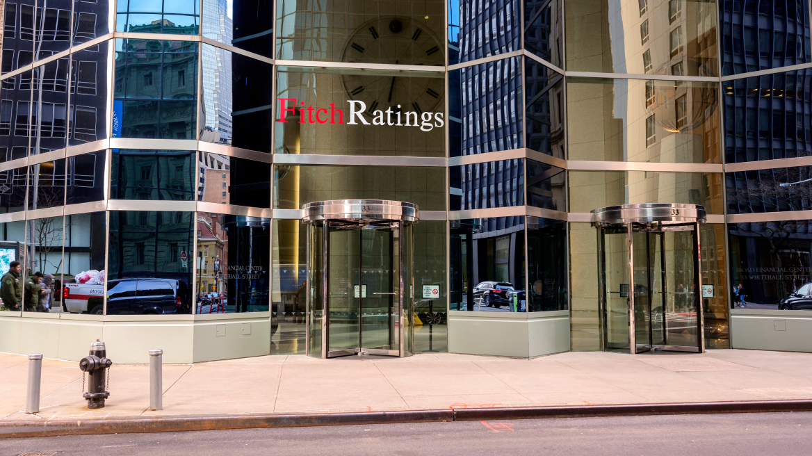 Fitch: Το πρόγραμμα σταθερότητας της Ελλάδας υπογραμμίζει τη βελτίωση των δημόσιων οικονομικών της