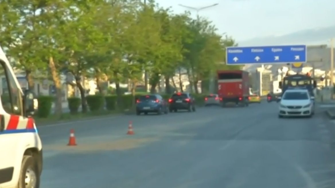 Τροχαίο με τραυματία αστυνομικό στη λεωφόρο Αθηνών - ΙΧ έπεσε πάνω στο περιπολικό