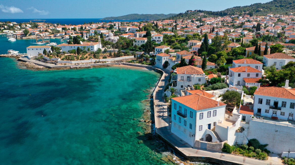 Σπέτσες: Ξέμειναν από νερό με 15.000 επισκέπτες λόγω Τρίαθλου