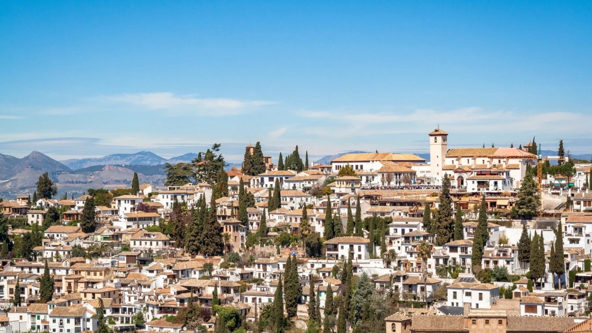 Γρανάδα: Η ισπανική πόλη που φιλοξενεί ένα από τα δημοφιλέστερα αξιοθέατα στην Ευρώπη