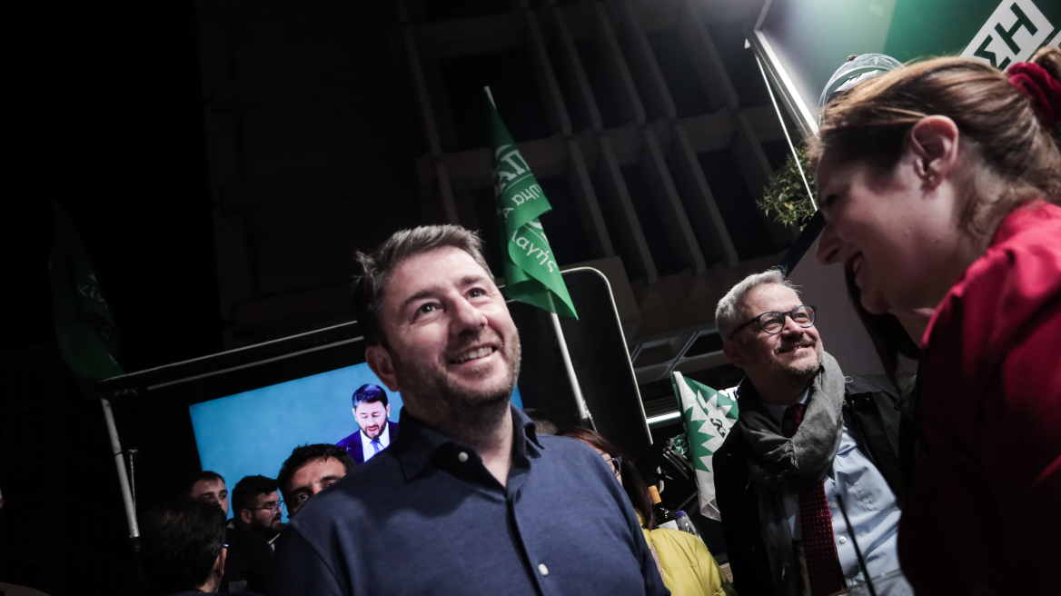 Εκλογές 2023: Το κεντρικό εκλογικό περίπτερο του ΠΑΣΟΚ γιορτάζει - Δείτε φωτογραφίες