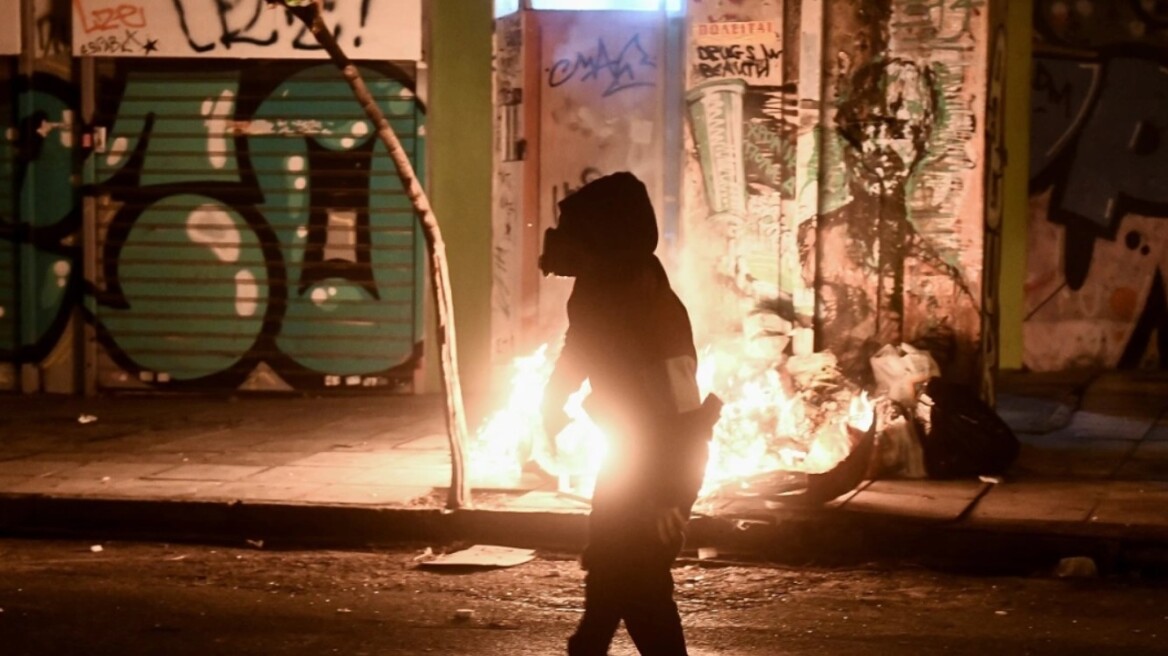 Επεισόδια τη νύχτα στα Εξάρχεια - Βόμβες μολότοφ και μία σύλληψη