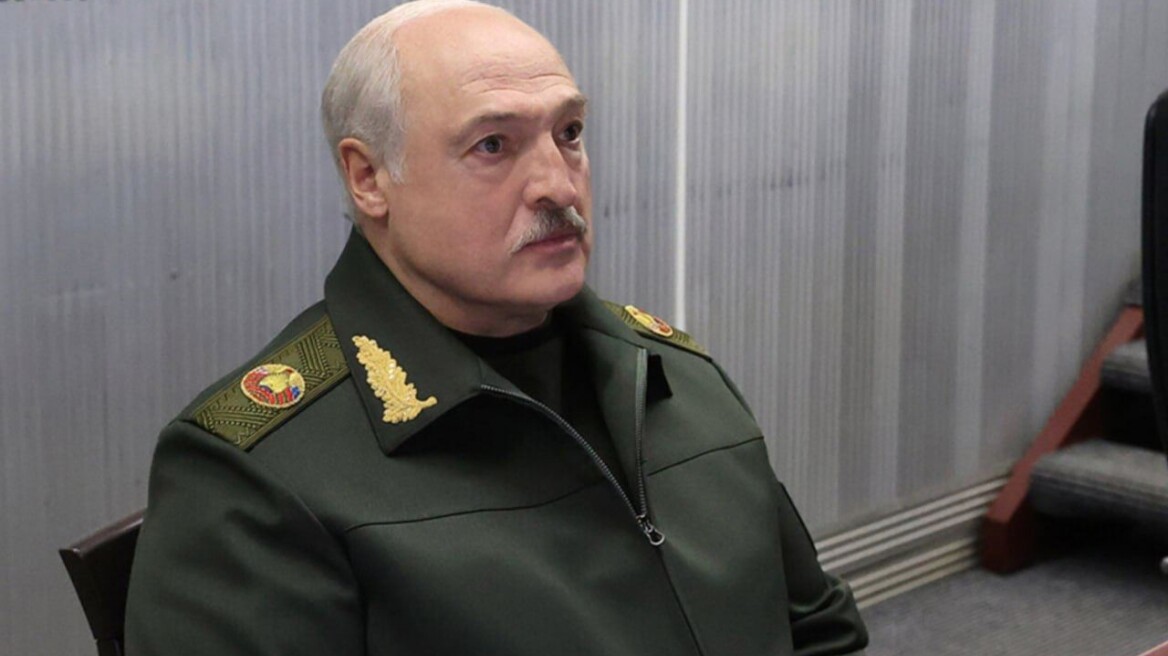 Αλεξάντερ Λουκασένκο: Επανεμφανίστηκε βραχνιασμένος και με επίδεσμο στο χέρι