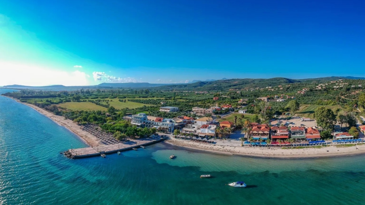 Το παραθαλάσσιο χωριό της Μεσσηνίας με την Χρυσή Ακτή και τους χαρακτηριστικούς φοίνικες 