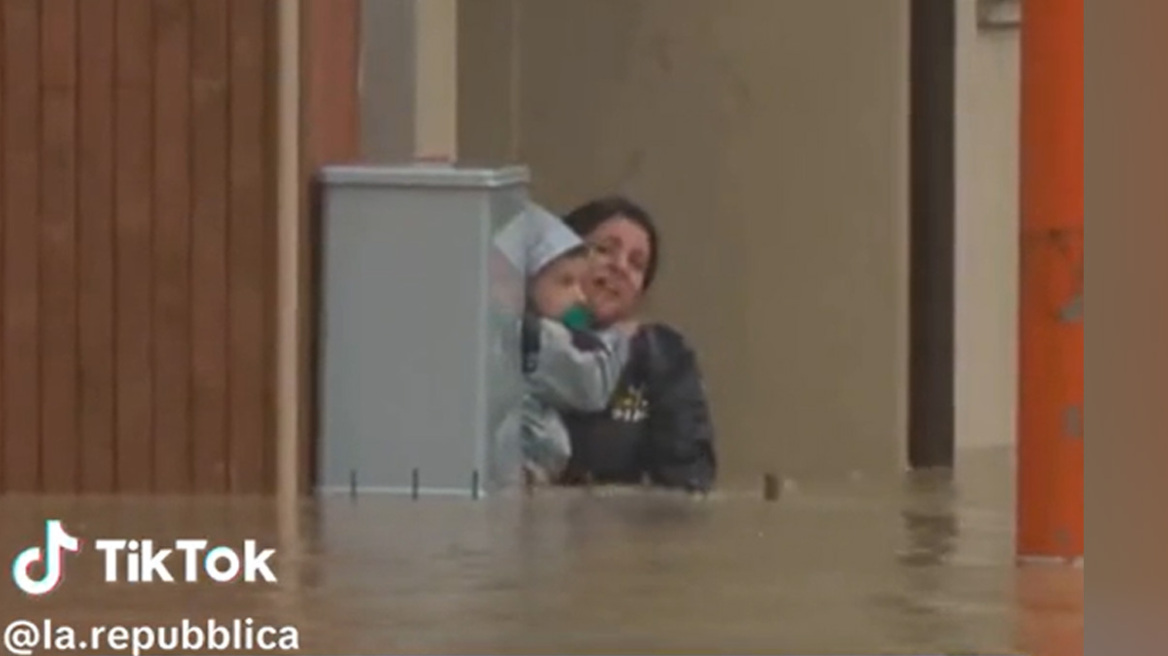 Ιταλία: Δραματική διάσωση γυναίκας και του παιδιού της που παγιδεύτηκαν από τις πλημμύρες 