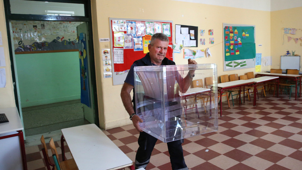 Εκλογές 2023: Ολοκληρώνονται οι προετοιμασίες στα σχολεία - Στήνονται οι κάλπες, συναρμολογούνται τα παραβάν