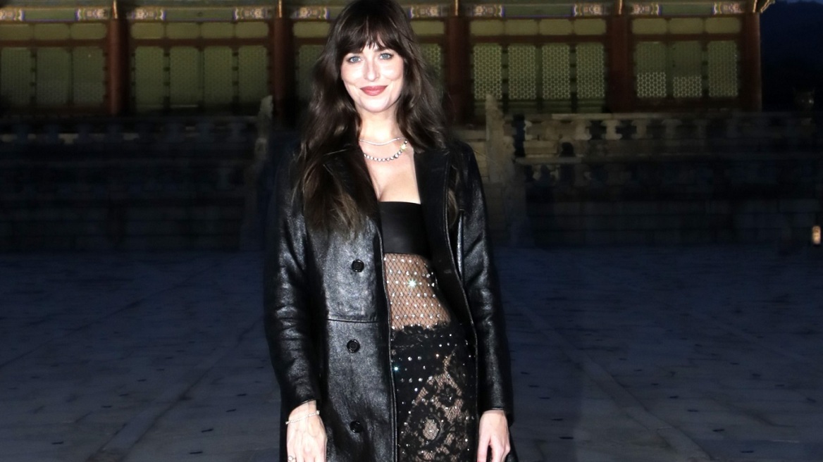 Πώς να φορέσετε ένα διάφανο μαύρο μίνι φόρεμα και stiletto heels όπως η Ντακότα Τζόνσον